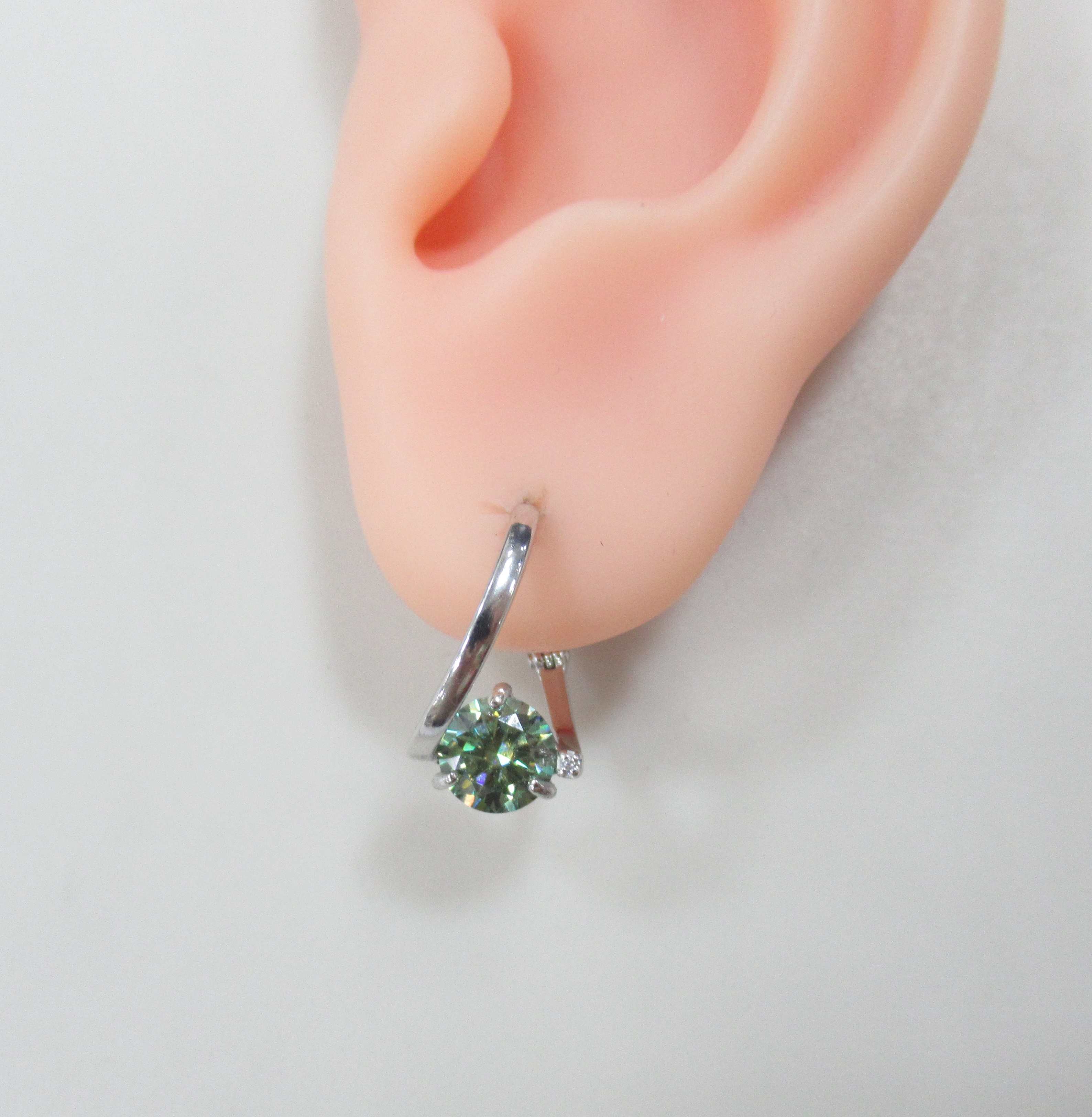 Серебряные серьги-конго с зелеными муассанитами